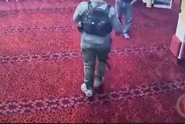 جندي إسرائيلي يقتحم بحذائه مسجدا بالقدس