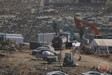 مستوطنون يواصلون إقامة بؤرة استيطانية جديدة شرق الخليل