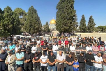 عشرات الآلاف يؤدون صلاة الجمعة في الأقصى