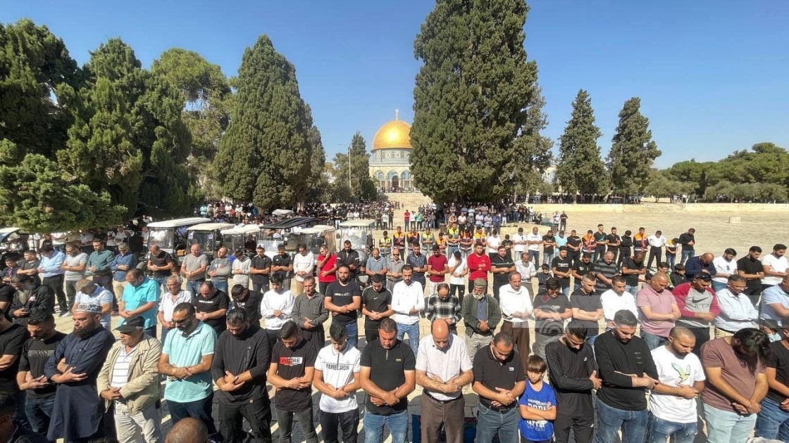 عشرات الآلاف يؤدون صلاة الجمعة في الأقصى