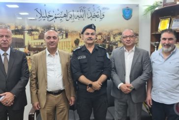 مدير شرطة الخليل يستقبل وفد من رجال الاعمال في مكتبه