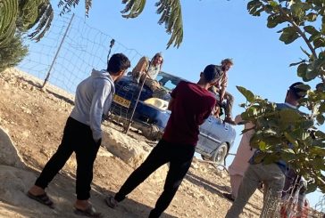مستوطنون يحرقون خياما ويعتدون على مركبات ومواطنين في مسافر يطا