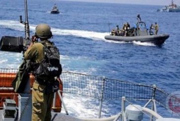 بحرية الاحتلال تعتقل 3 صيادين وتفجر مركبين ببحر غزة