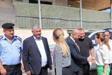 محافظ أريحا والأغوار يلتقي وفدا دبلوماسيا في بلدية العوجا