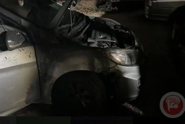 مستوطنون يحرقون مركبة ويخطون شعارات جنوب نابلس