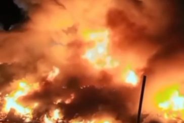 حريق هائل في محل خردة ببلدة إذنا غرب الخليل والدفاع المدني يكافح لاحتوائه