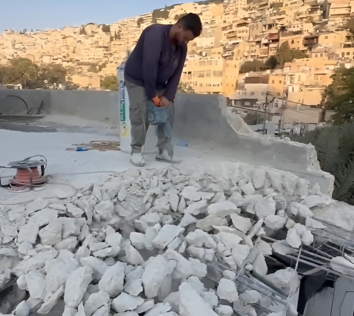 الاحتلال يجبر مقدسيا على هدم منزله في سلوان