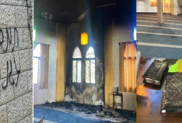 صور- مستوطنون يحرقون مسجدًا في ديراستيا ويخطّون شعارات عنصرية