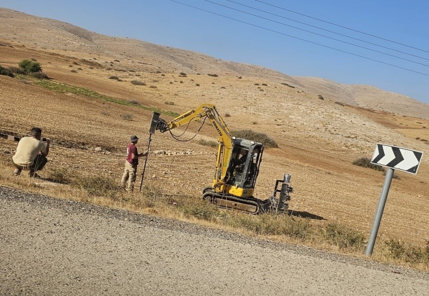 مستوطنون يسيجون أراضي زراعية في الأغوار الشمالية