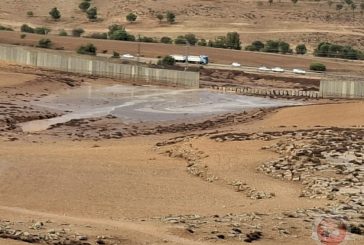 بالصور: امطار غزيرة وانهيار مقطع من جدار الفصل.. توقعات بتوقف الأمطار