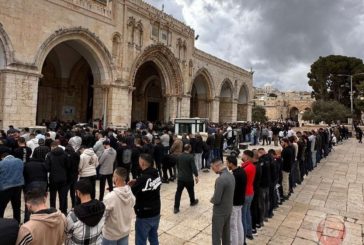 الآلاف المصلين يؤدون صلاة الجمعة في الأقصى