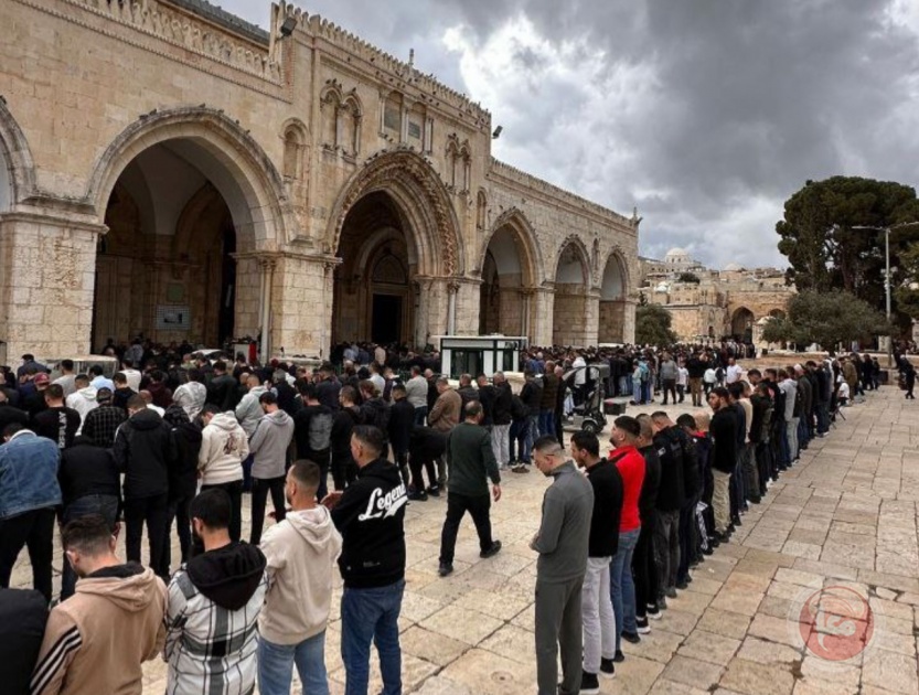 الآلاف المصلين يؤدون صلاة الجمعة في الأقصى
