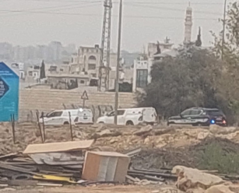 الاحتلال يعتقل 12 شابا من “تجمع معازي جبع” شمال القدس