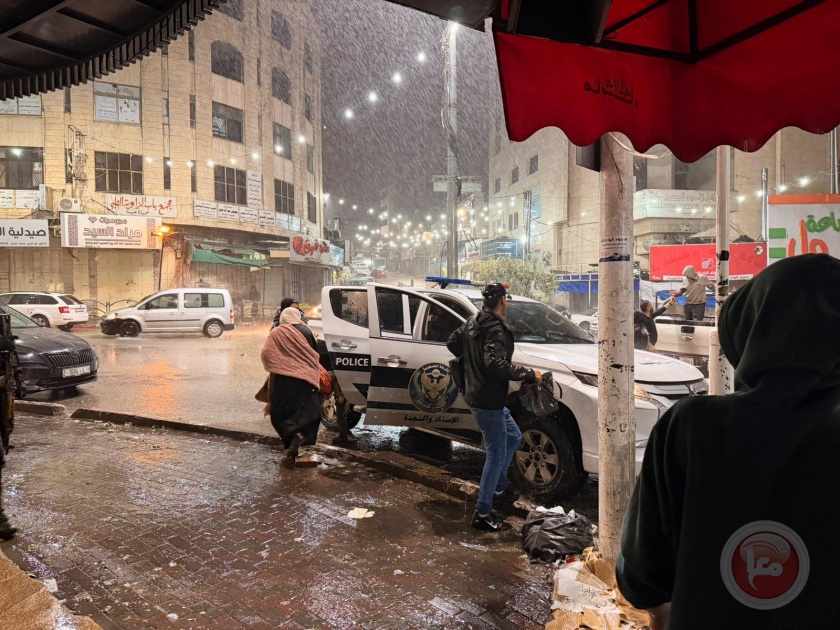 شرطة الخليل تنقذ عائلات علقت بمياه الأمطار في البلدة القديمة (صور)