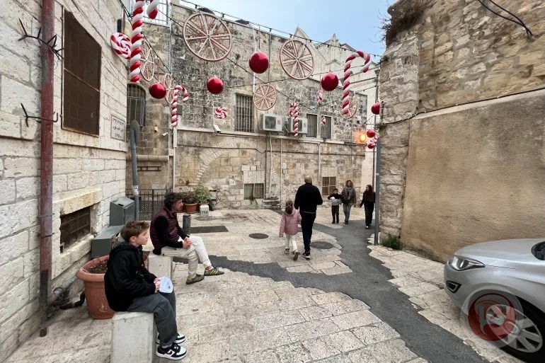 القدس تستعيد نبضها استعداداً لأعياد الميلاد… عودة بطيئة بعد عامين ثقيلين من الحرب (فيديو)