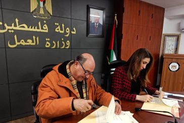 وزارة العمل ومركز الديمقراطية وحقوق العاملين يوقعان مذكرة تفاهم