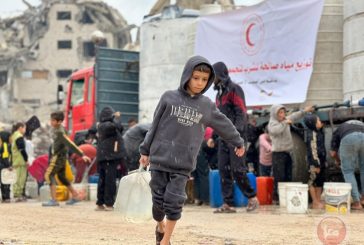 قصف مدفعي وجوي في عدة مناطق بغزة والرياح والأمطار تقتلع خيام النازحين