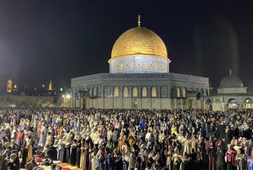 عشرات آلاف المصلين يؤدون صلاة الجمعة في الأقصى