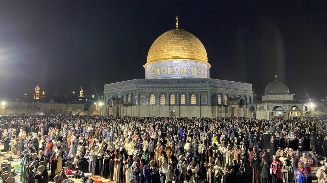 عشرات آلاف المصلين يؤدون صلاة الجمعة في الأقصى