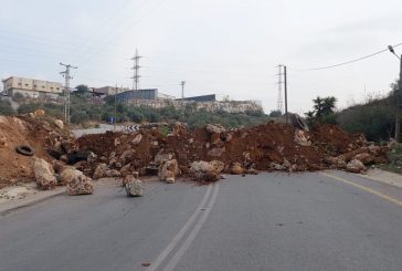 الاحتلال يواصل عدوانه على بلدة الزاوية ويغلق طرقا غرب سلفيت