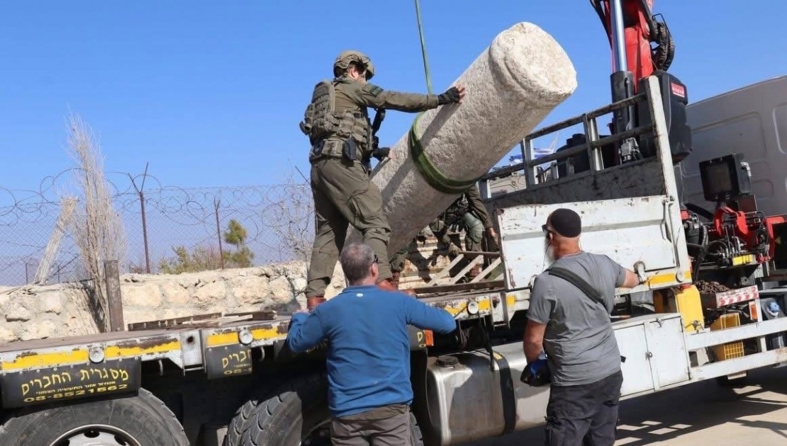 الاحتلال يصادر أعمدة حجرية أثرية في المزرعة الشرقية