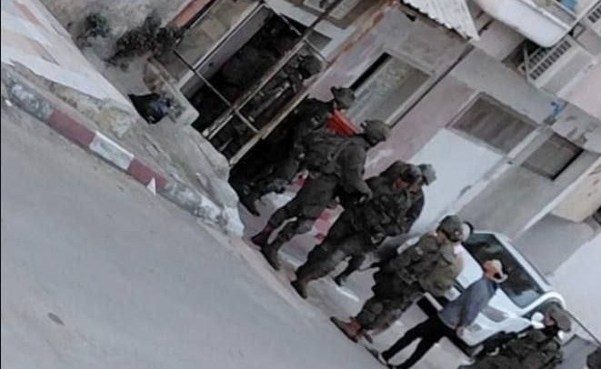فيديو- الاحتلال يفرض حظر تجوّل بعدة أحياء في قلقيلية ويحوّل منازل لثكنات عسكرية