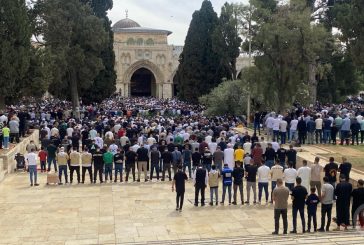 عشرات الآلاف يؤدون صلاة الجمعة في الأقصى