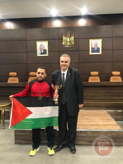 سفير دولة فلسطين في تونس يستقبل العداء الدولي سامي أسعد نتيل