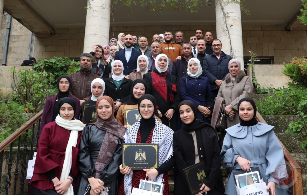 التربية وقامات تكرّمان الطلبة الفائزين بمسابقة “استرداد بالكلمات”