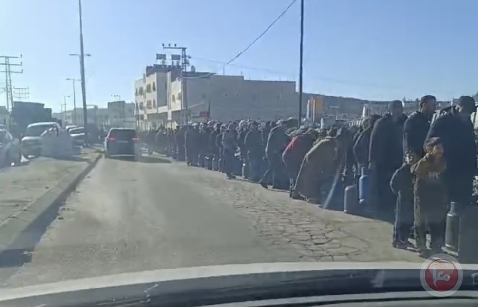 طوابير أمام محطة لتعبئة الغاز في الخليل بسبب شح الإمدادات