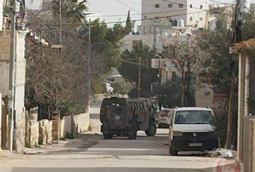 قوات الاحتلال تغلق مداخل بلدة حزما وتسيطر على مبان وتفتش المنازل