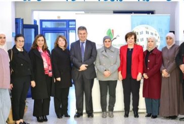 مؤسسة نُعلّم لفلسطين تسلم عدداً من أجهزة الحاسوب المحمولة إلى المعهد الوطني للتدريب التربوي بدعم من بنك فلسطين