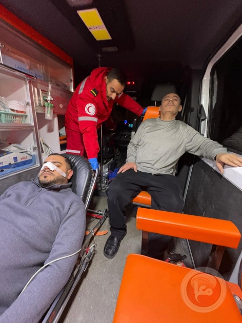 قوات الاحتلال تعتدي على طبيب ووالده ونجله خلال اقتحام مخيم الفوار جنوب الخليل