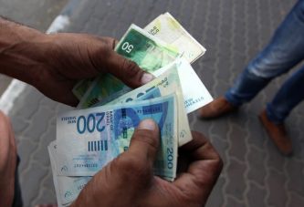المالية: رواتب الموظفين عن شهر آذار يوم الخميس بنسبة لا تقل عن 50% وبحد أدنى 2000 شيكل