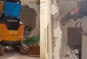 فيديو- بلدية الاحتلال تجبر مقدسيا على هدم منزله ببلدة بيت حنينا