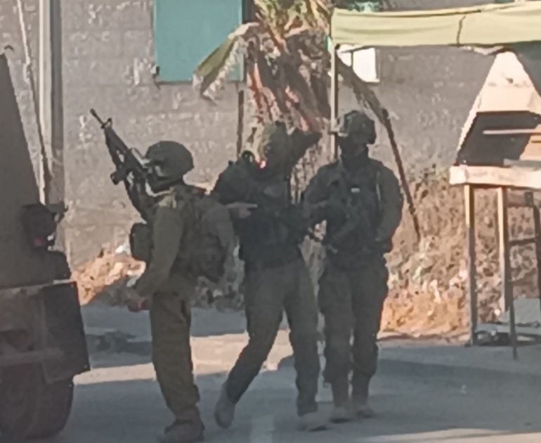 إصابات بالاختناق وإغلاق محال تجارية خلال اقتحام قوات الاحتلال بلدة بيت أمر