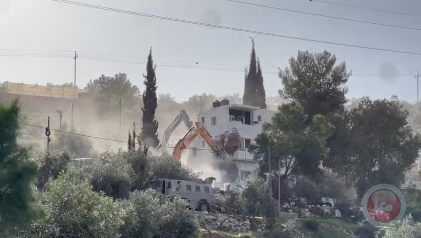 الاحتلال يهدم منزلا مكونا من 3 طوابق بترقوميا واصابة 4 مواطنين بالاختناق