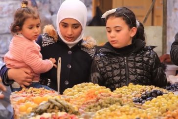 تجار البلدة القديمة في الخليل متفائلون.. رمضان يعيد فتح محالهم ويبشر بحركة تجارية نشطة (فيديو)
