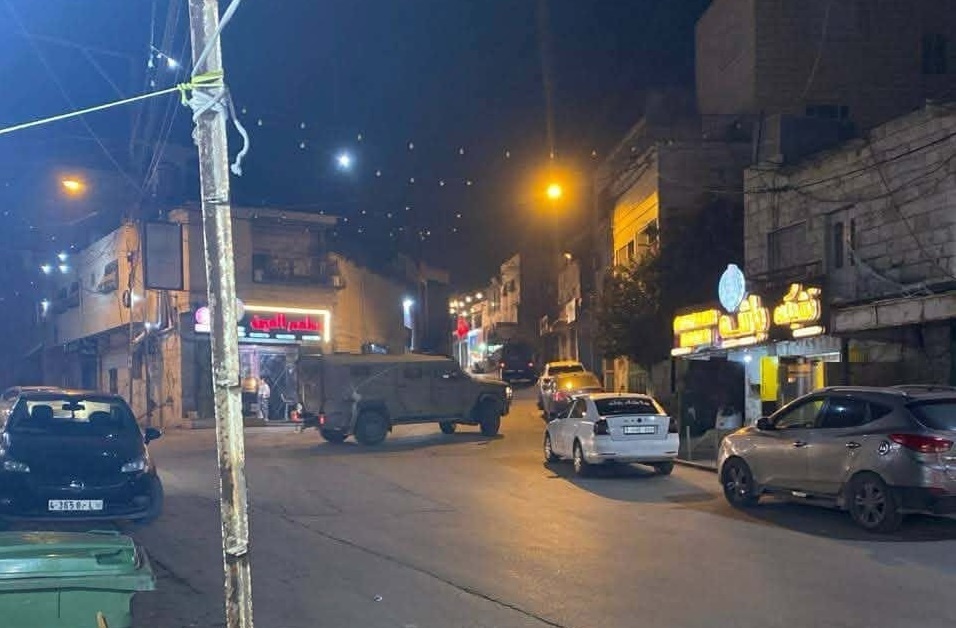 اعتقال طفل وإصابات بالاختناق خلال اقتحام قوات الاحتلال بلدة بيت أمر