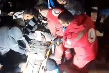 طواقم انقاذ بلدية الخليل تنقذ شخصا سقط داخل بئر قيد الإنشاء