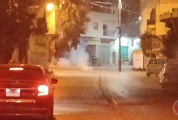 إصابات بالاختناق خلال اقتحام الاحتلال بلدة بيت أمر مساء الجمعة