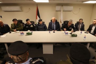 وزير الداخلية يترأس اجتماع اللجنة الإعلامية للاستجابة الطارئة بحضور قادة المؤسسة الأمنية