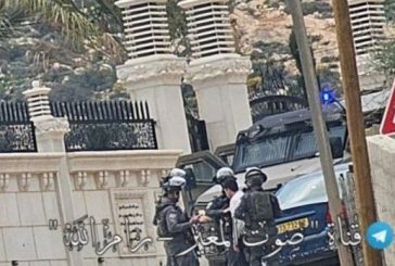 الاحتلال يحتجز فتى ويعتدي عليه بالضرب خلال اقتحام المغير