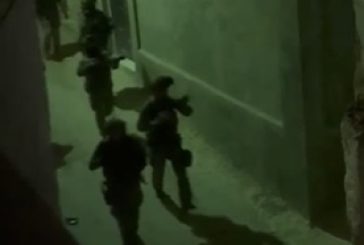 قوات الاحتلال تداهم منازل وتعبث بمحتوياتها في أحياء قرب المسجد الإبراهيمي