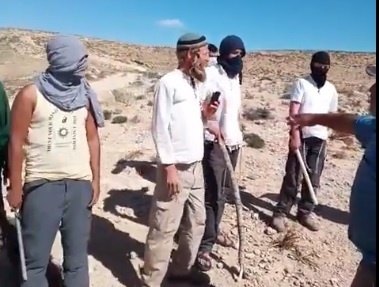 مستوطنون يهاجمون منزل مواطن في مسافر يطا ويستغلون بيت عزاء الشهيد أمير شناران