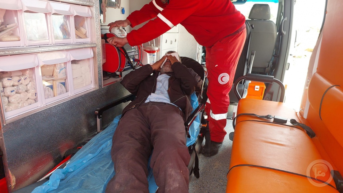 اعتقال طفل وإصابتان باعتداء مستوطنين في مسافر يطا جنوب الخليل