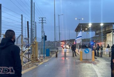 الاحتلال يصيب مواطنا بالرصاص ويعتدي على نجله عند حاجز بيت إكسا