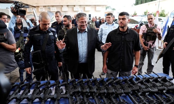 محافظة القدس: تسليح المستوطنين تحريض عنصري وخطوة خطيرة بحق الفلسطينيين