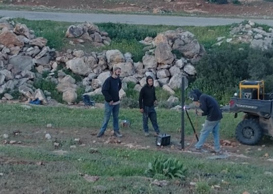 مستوطنون يسيّجون عشرات الدونمات من الأراضي الرعوية شرق طوباس