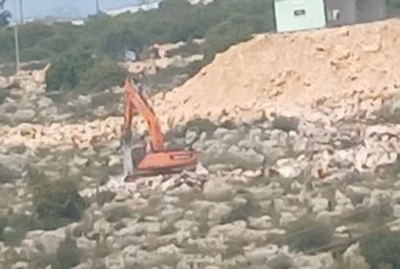 مستوطنون يواصلون أعمال التجريف ويضعون علم الاحتلال غرب سلفيت